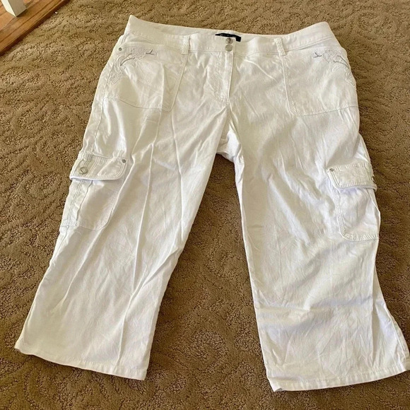 Whbm cargo crop pedal pusher pants 12 White House black market embroidered cargo